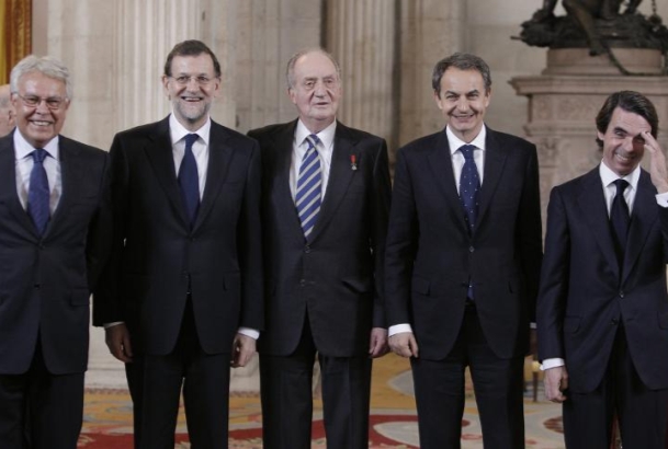 Su Majestad el Rey, acompañado de los ex presidentes del Gobierno Felipe González, José Luis Rodríguez Zapatero y José María Aznar, y el presidente de